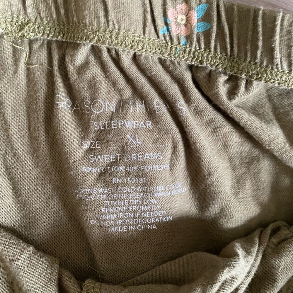 Pj set - Picture 3 of 3